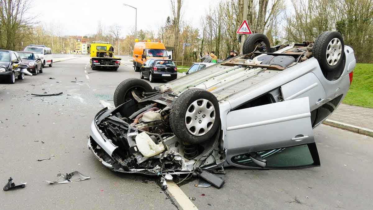 Dopravní nehoda - převrácené vozidlo