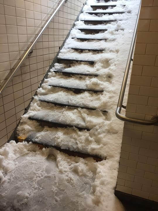 Namrzlé kluzké schodiště