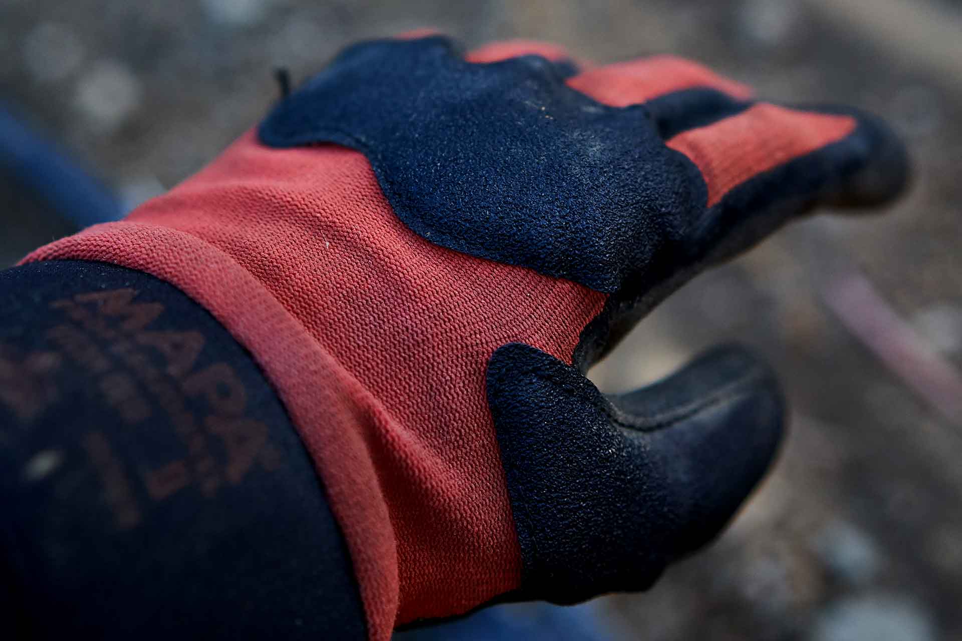 Pracovní rukavice proti mechanickým rizikům s dodatečnou ochranou