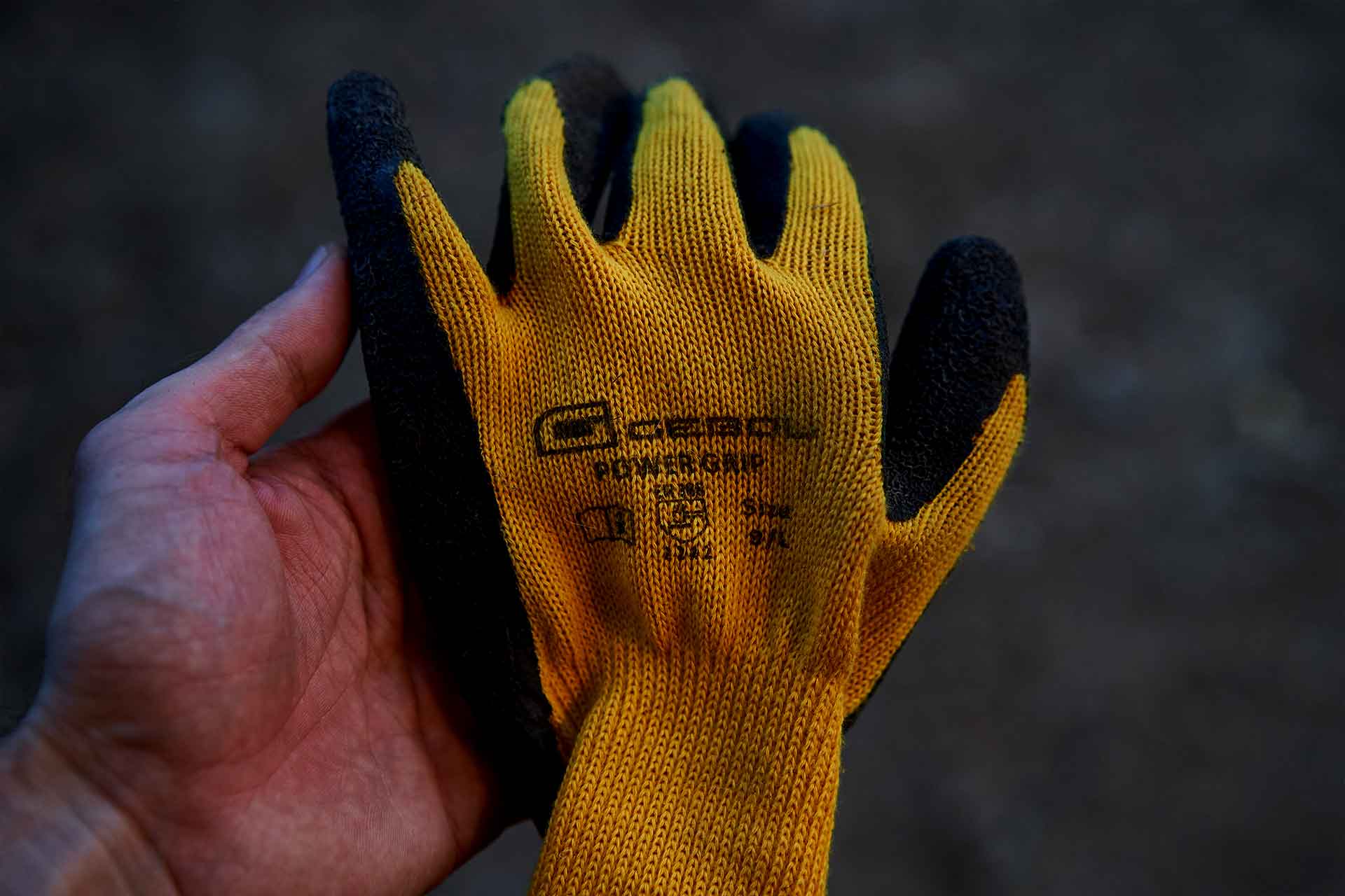 Pracovní rukavice proti mechanickým rizikům - označení přímo na rukavici