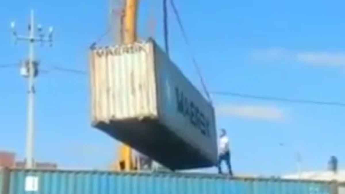 Ruční manipulace s tunovým kontejnerem nevyšla - pád z výšky