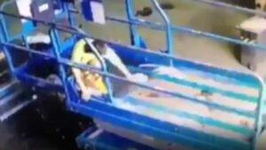 Požár při čištění zdvihací plošiny hořlavou kapalinou