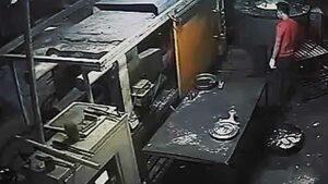 Hlavu mu stlačí a rozdrtí stroj