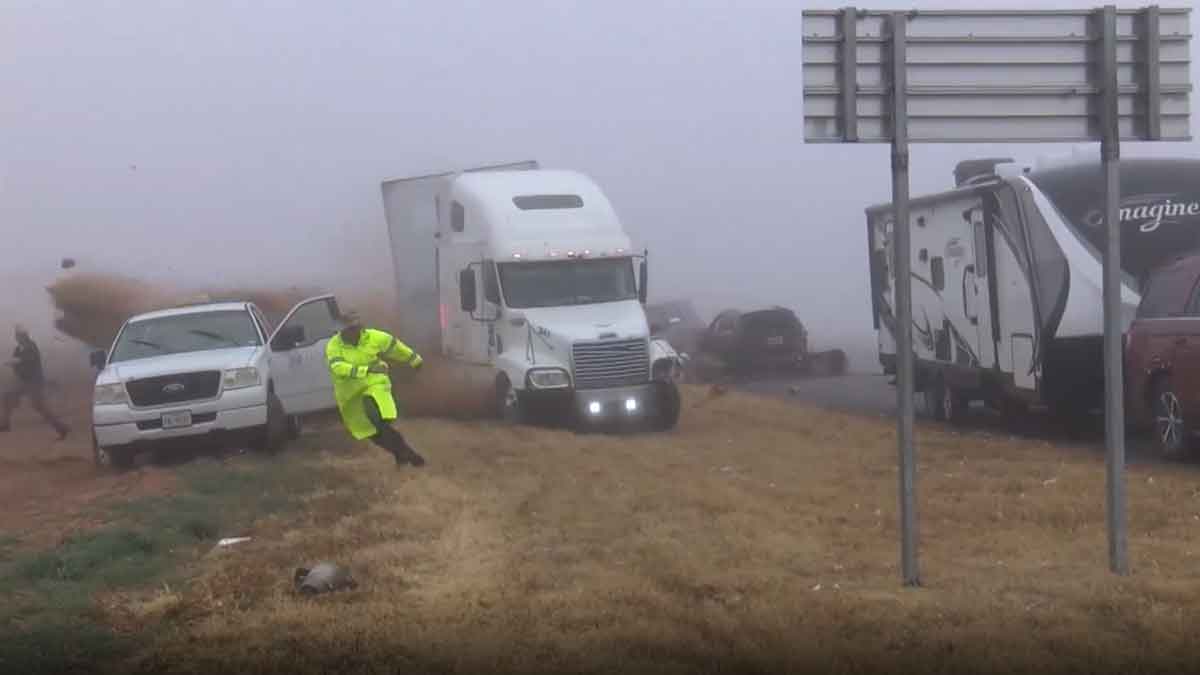 Kamion nedobrzdí v mlze a způsobí dopravní nehodu