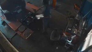 Řidič nezvládne najetí na rampu v autoopravně