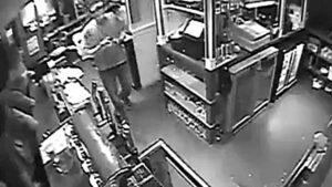 Pád do otevřené pivní šachty