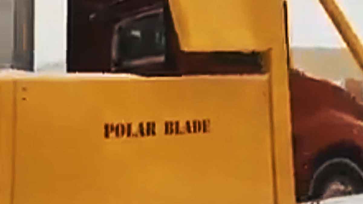 Odstranění sněhu z návěsu kamionu pomocí "Polar Blade"