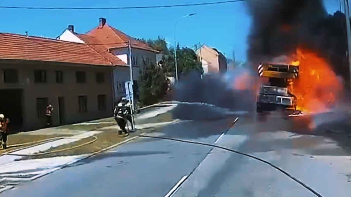Velmi nebezpečný a náročný požár auto jeřábu