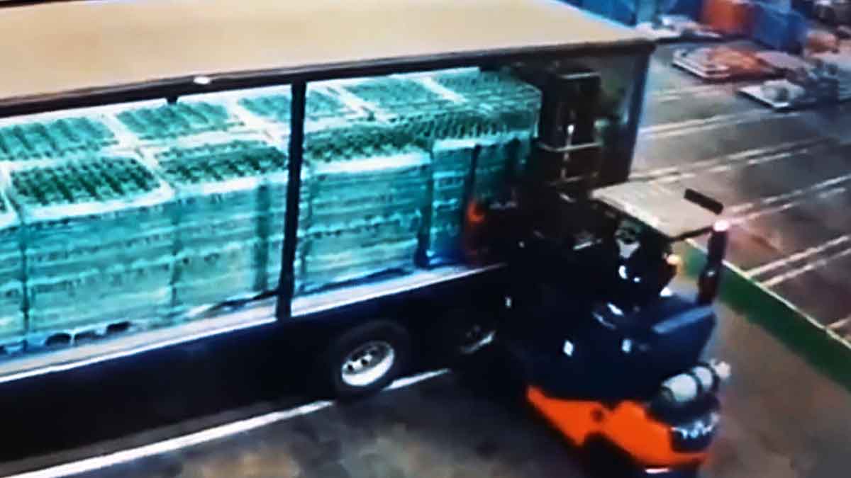 Nakládka kamionu vozíkem nešla dle plánu