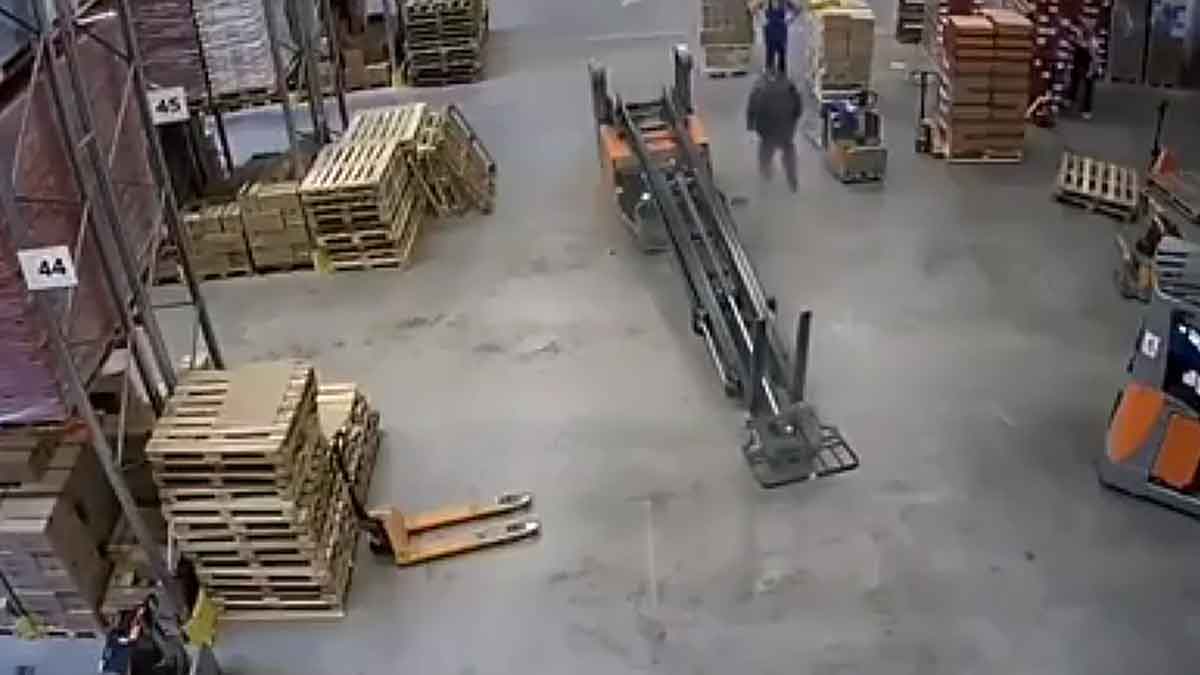 Na zaměstnance se převrátí vysokozdvižný vozík