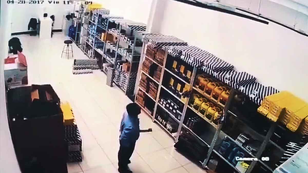 Stoupne na regál, zboří jej a shodí na sebe