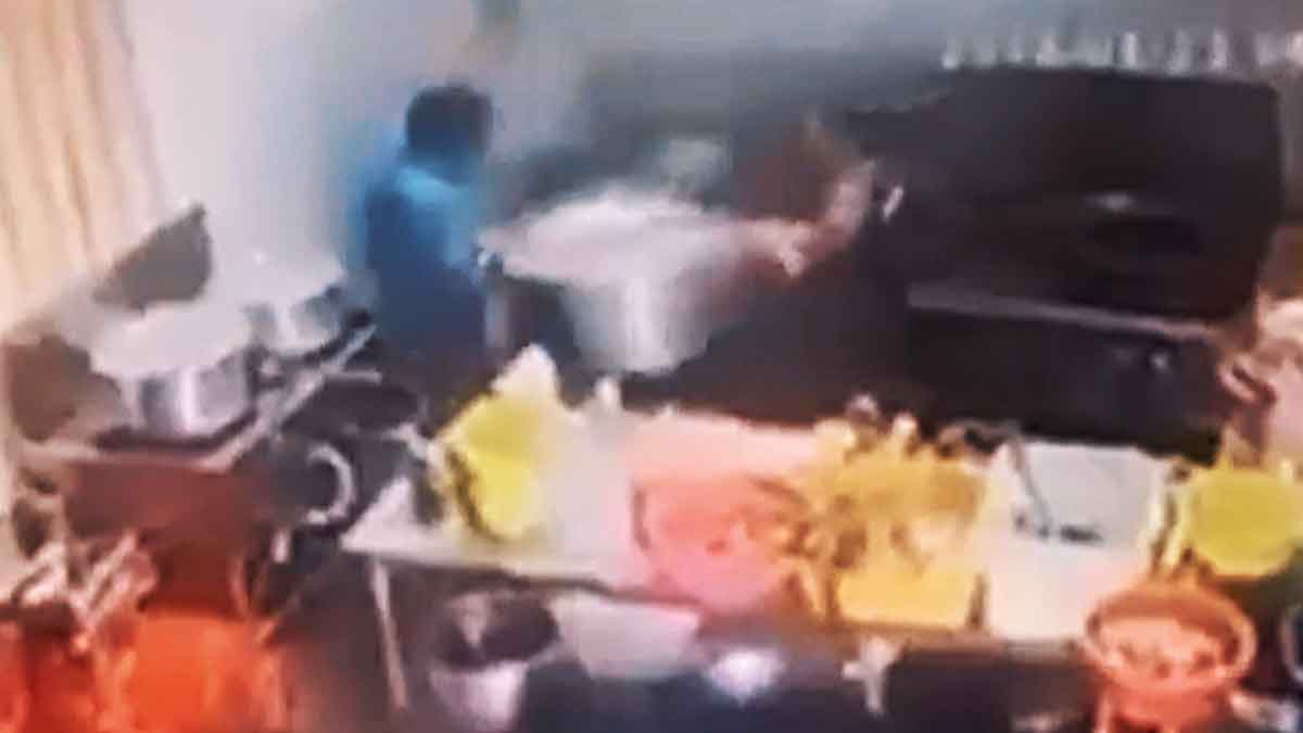 Převržení hrnce s horkou omáčkou při přenášení