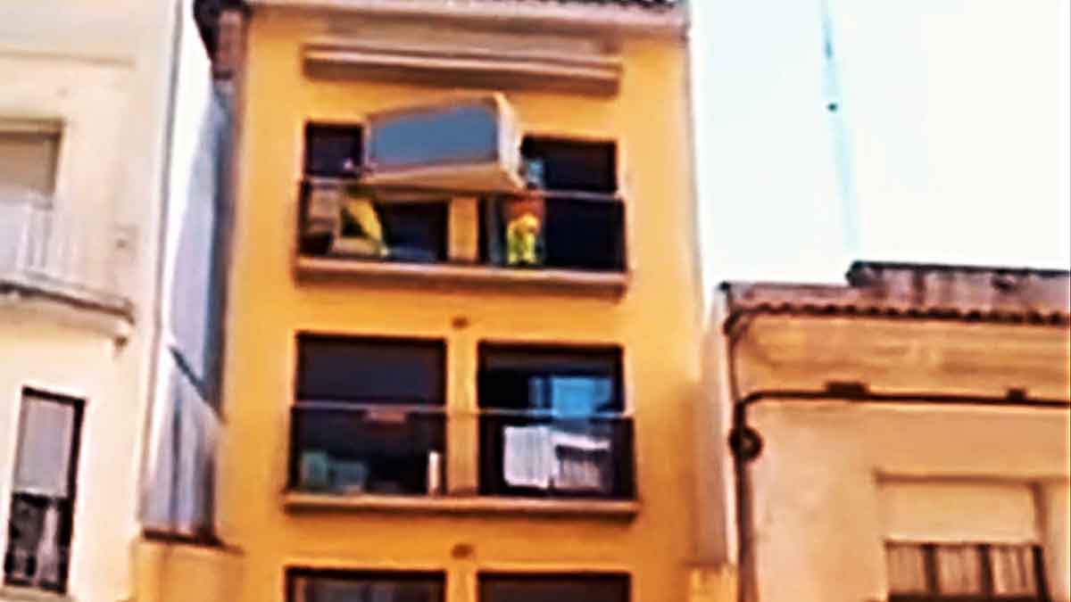 Shazují gauč z balkonu