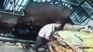 Muži při uvolňování materiálu spadne do drtiče