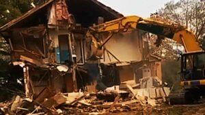 Vymrštěná lať při demolici zabije strojníka