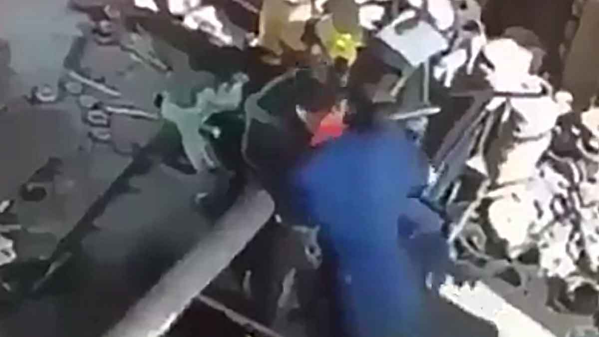 Zaměstnance při čištění namotá rotující stroj