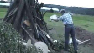 Zapaluje dřevo pomocí benzínu