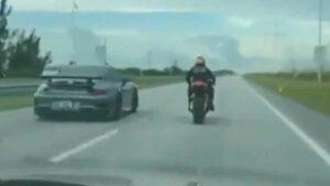 Závodící motorkář