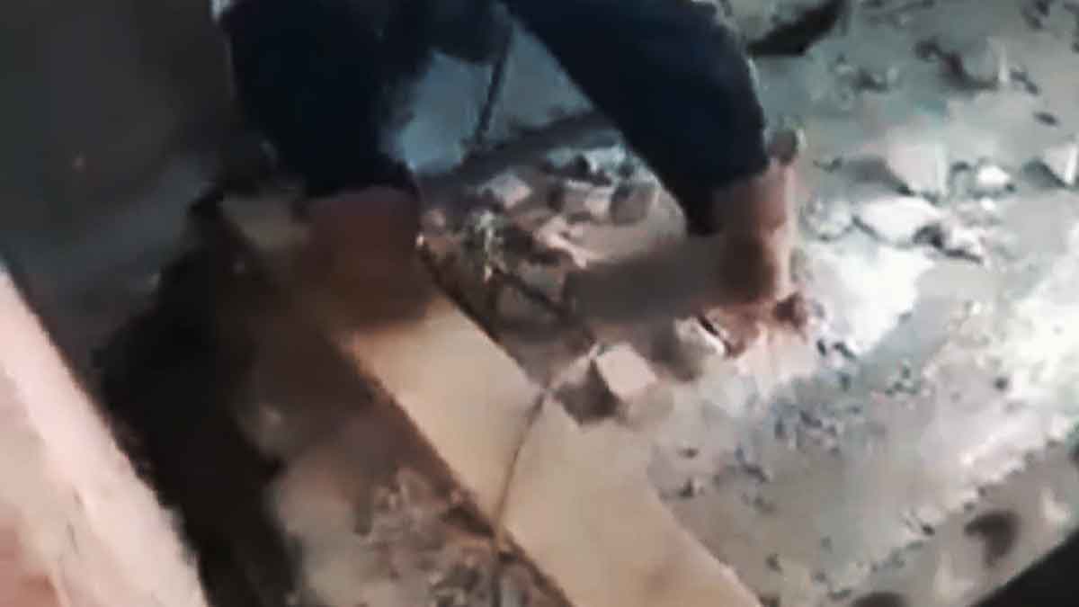 Zbourá si pod sebou podlahu a spadne