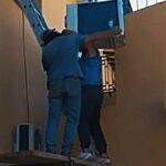 Nebezpečná práce ve výšce při instalaci klimatizace se zvrtne!