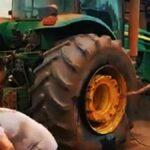 Při přezouvání pneumatiky poničí a podpálí traktor