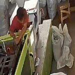 Zaměstnanec při údržbě stroje ignoruje BOZP a riskuje vlastní ruku