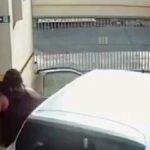 Žena se snaží zastavit rozjeté vozidlo