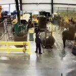 Těžká nehoda vozíku ve výrobní hale