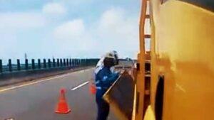 Silničář jen tak tak uhne před řidičem