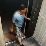 Muži ve výtahu zahoří baterie