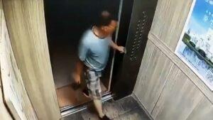 Muži ve výtahu zahoří baterie