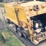 Řidič svozového vozu na odpad přejede a usmrtí kolegu