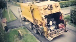 Řidič svozového vozu na odpad přejede a usmrtí kolegu